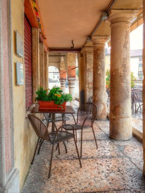 Vittorio Veneto, İtalya'nın eski şehirdeki sokak Cafe