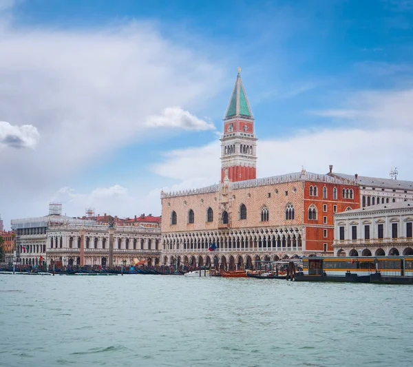 Plaza de San Marcos y Palacio Ducal en Venecia, Italia — Foto de Stock