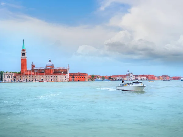 Canal Grande con iglesia San Giorgio Maggiore en el fondo y barco — Foto de Stock