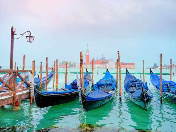 Vista panorámica de las góndolas tradicionales en Canal Grande con la iglesia de San Giorgio Maggiore al fondo — Foto de Stock