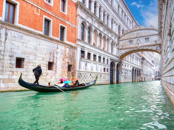Geleneksel gondol ve Sighs ünlü Köprüsü Venedik, İtalya — Stok fotoğraf
