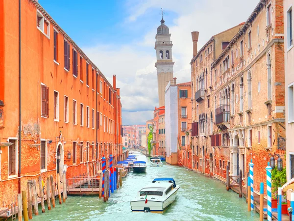 Eski çan kulesi, Venedik, İtalya ile güzel kanal içinde Motorlu tekne — Stok fotoğraf