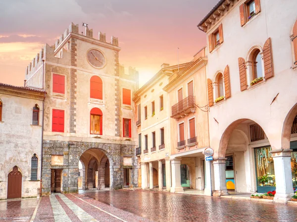 Günbatımı yaz sahnede Serravalle eski köy, Vittorio Veneto, İtalya