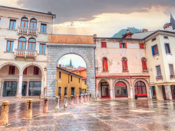 Arco da Piazza Marc Antonio Flaminio, Vittorio Veneto, província de Treviso, Itália — Fotografia de Stock