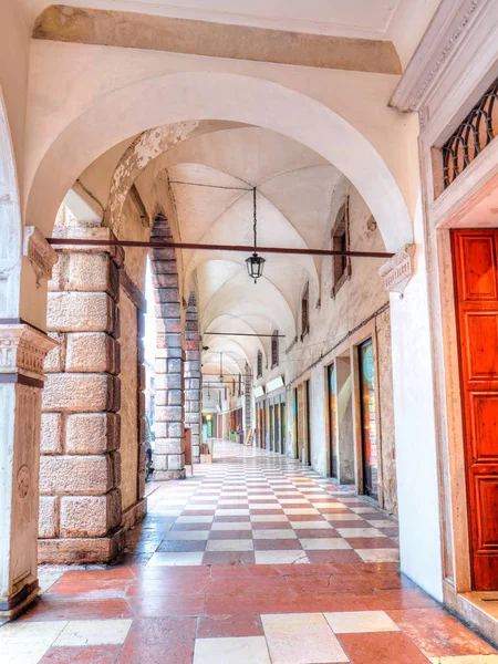 Mistyczne street w starej miejscowości Serravalle w Vittorio Veneto, Włochy — Zdjęcie stockowe