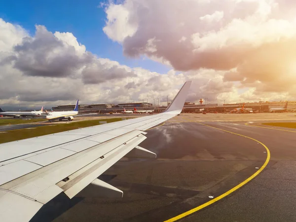 Runway, pas startowy na lotnisku w terminalu z blue sky i chmury — Zdjęcie stockowe