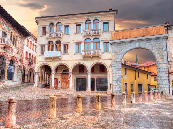 Arco da Piazza Marc Antonio Flaminio em Serravalle, Vittorio Veneto, Itália — Fotografia de Stock