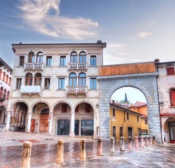 Eski köy, Serravalle Vittorio Veneto. Piazza Marc Antonio Flaminio kemer — Stok fotoğraf