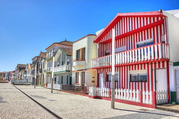 Domy s barevnými pruhy v Costa Nova, Aveiro, Portugalsko — Stock fotografie