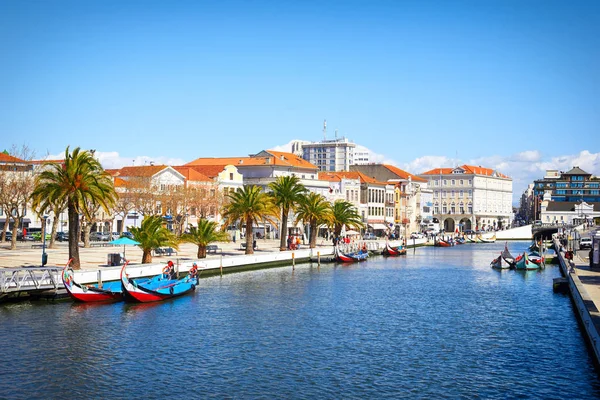 Traditional boats on the canal in Aveiro, — Stock Photo, Image