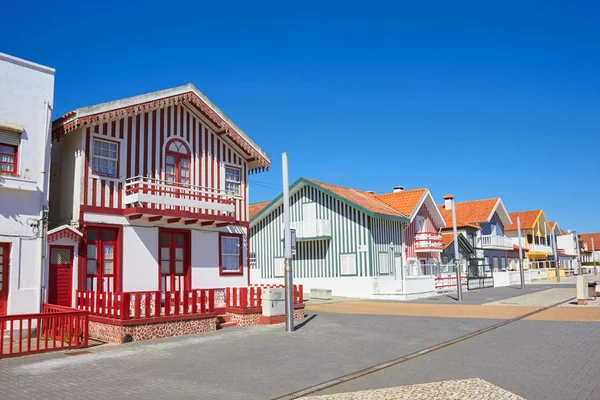 Banco in Nova Street con case a strisce, Aveiro — Foto Stock