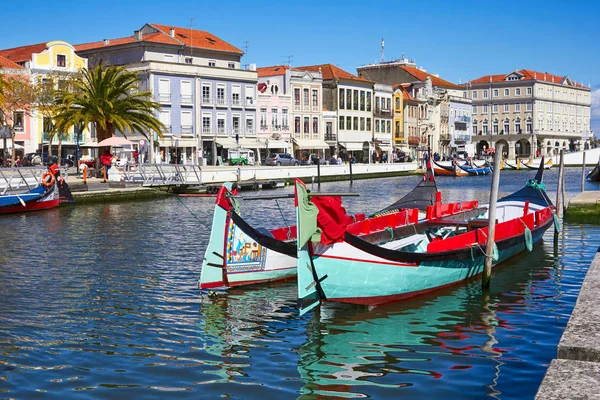 Traditionele boten aan de gracht in Aveiro, Portugal — Stockfoto