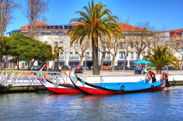 Typowe tradycyjne łodzie w rzece Vouga. Aveiro — Zdjęcie stockowe