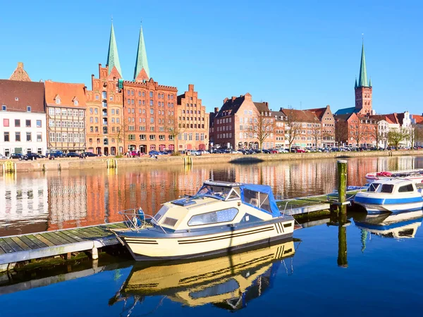 Boats and Historic buildings at Trave river, old town of Lubeck — Stock Photo, Image