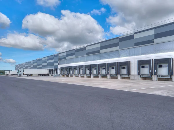 Industrial building and warehouse with trucks — Stock Photo, Image