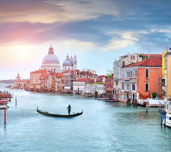 Dramatik gökyüzü, Venedik Canal Grande ve geleneksel gondol — Stok fotoğraf