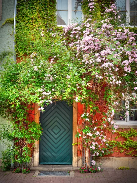 Casa tradicional de Alemania con flores — Foto de Stock