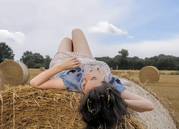 Piękna kobieta relaksujący na bele siana — Zdjęcie stockowe