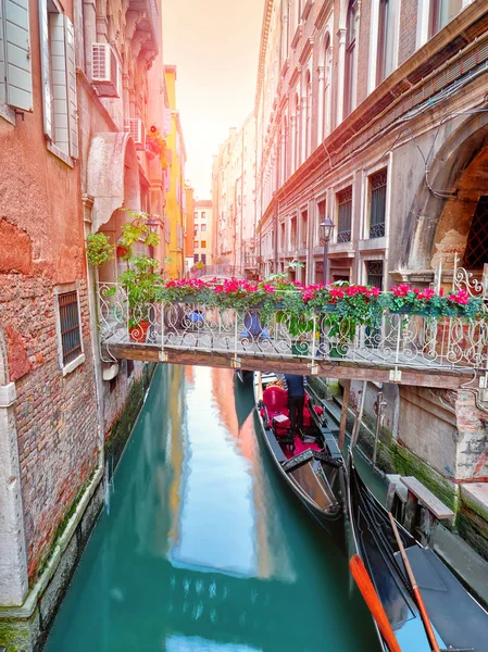 Góndola en preciosos canales ocultos en Venecia — Foto de Stock