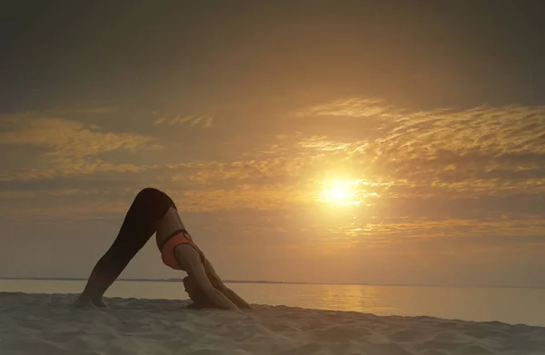 Gör yoga asana på sunrise — Stockfoto
