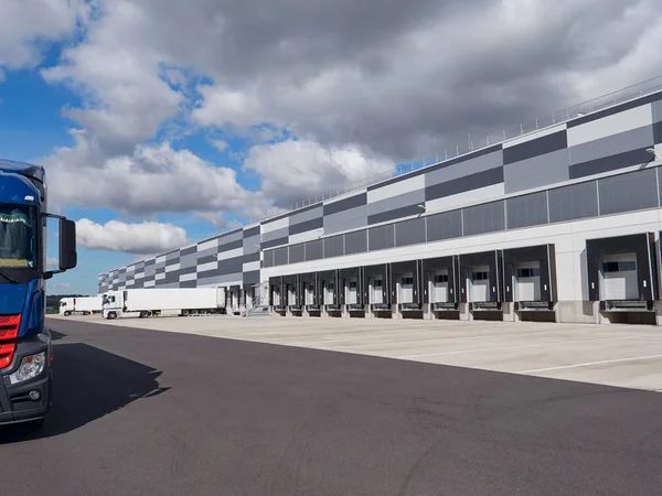 Edificio industriale e magazzino con camion — Foto Stock