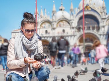 Piazza San Marco üzerinde güvercin besleme turist kadın
