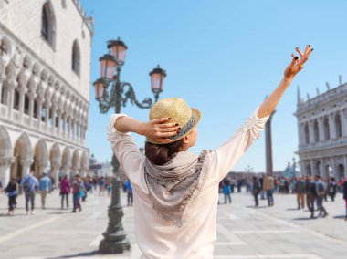 Piazza San Marco, Venedik üzerinde güzel manzarayı genç kadın Gezgin