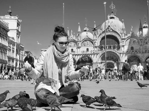 Hermosa mujer joven alimentando palomas en la Piazza San Marco Blanco y Negro — Foto de Stock