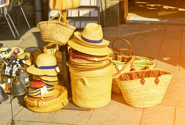 Соломенные мешки в бутике
