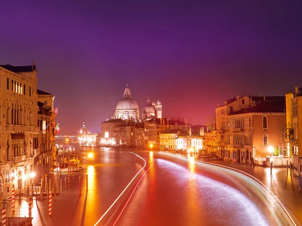 Canal Grande Basilica Santa Maria della Salute gece, Venedik ile — Stok fotoğraf