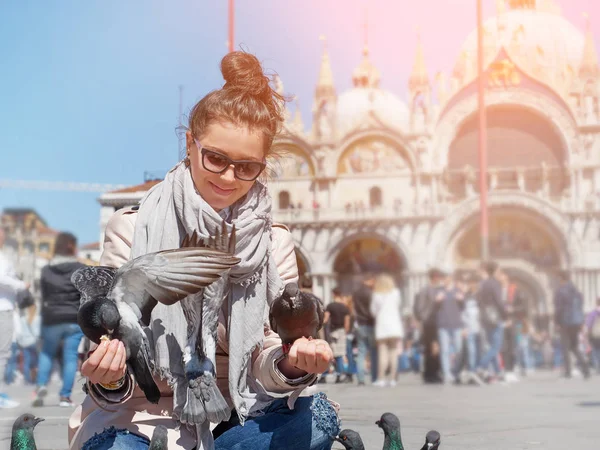 San Marco Meydanı güvercin besleme genç kadın