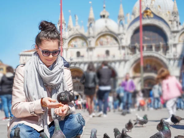 Mujer turística alimentando palomas en la Piazza San Marco — Foto de Stock