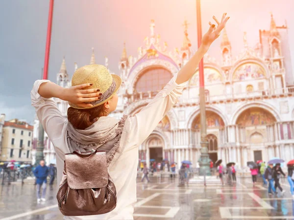 Turista disfrutando de unas vacaciones en la plaza San Marco, Venecia — Foto de Stock