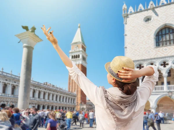 Mujer turista disfrutando de unas vacaciones en la Piazza San Marco — Foto de Stock
