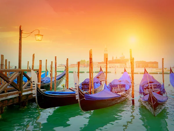 Góndolas en Canal Grande con la iglesia de San Giorgio Maggiore, Venecia — Foto de Stock