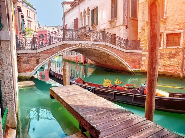 Precioso chanal veneciano oculto con góndola en Venecia — Foto de Stock