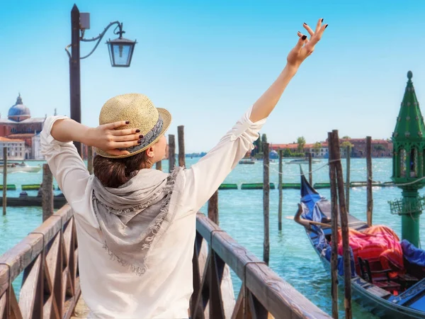 Jóvenes viajeras en el muelle disfrutando de hermosas vistas, Venecia — Foto de Stock