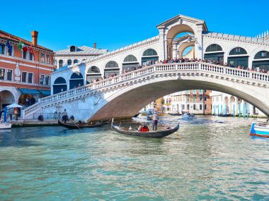 Venice, İtalya - 29 Nisan 2017: Venedik'te tarihi bir antik Grand Canal. Turistler Rialto Köprüsü arası