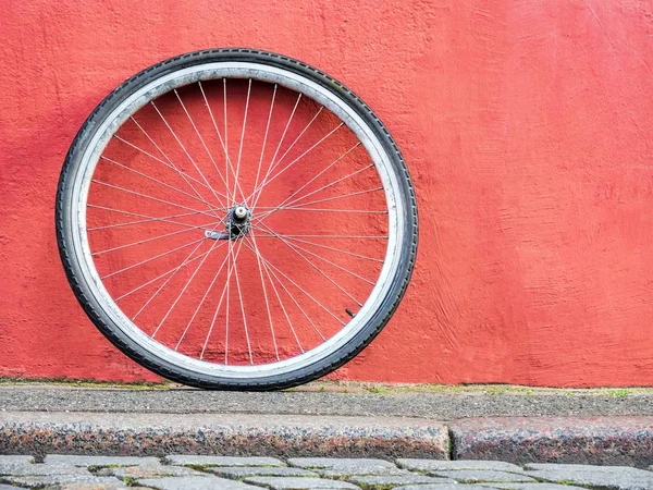 Fiets wiel op de textuur van een muur — Stockfoto