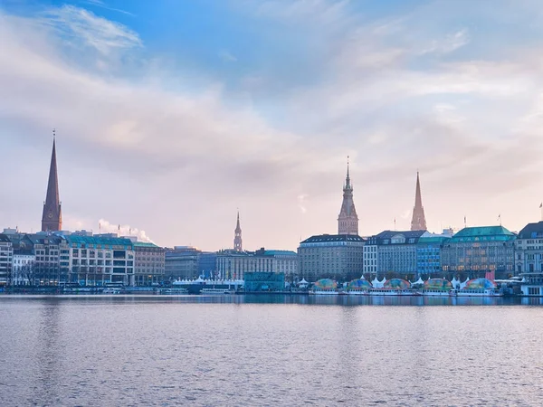 Alster Gölü ve kış Hamburg cityscape