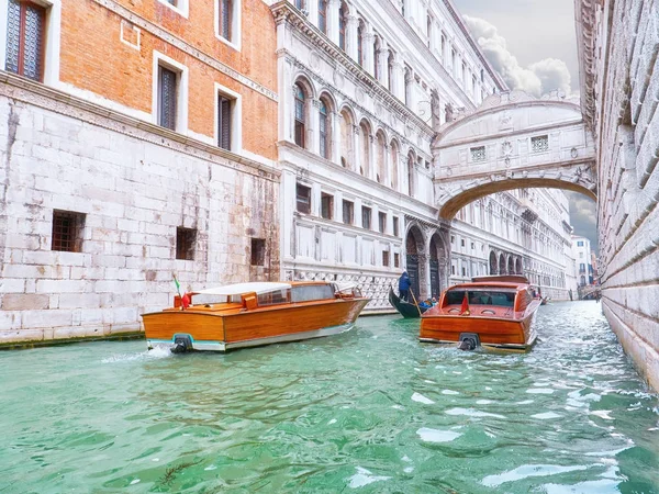 İç geçiriyor Köprüsü Venedik üzerinden geçen geleneksel tekneler taksi — Stok fotoğraf