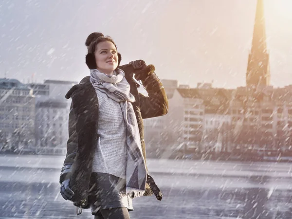 Kobieta korzystających dzień śniegu zima nad jeziorem Alster w Hamburg city — Zdjęcie stockowe