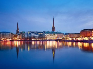 Alster Gölü ve gece Hamburg şehir panoraması