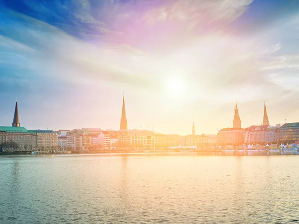 Lago di Alster e panorama della città di Amburgo — Foto Stock