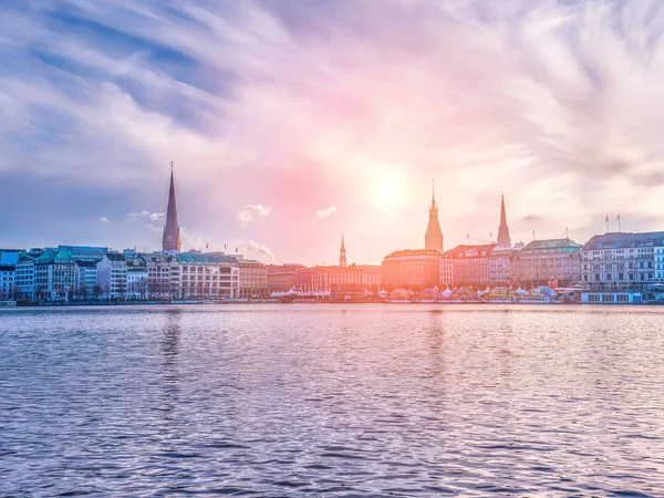 Alstersee und Winterpanorama der Stadt Hamburg — Stockfoto