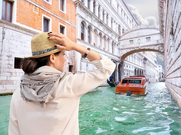 Mujer viajera en sombrero disfrutando de la hora de verano en Venecia — Foto de Stock