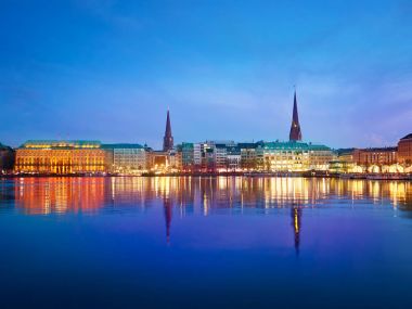 Alster Gölü ve gece şehir. Hamburg