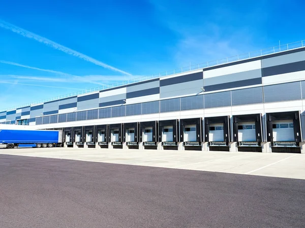 Промышленное здание и склад с грузовыми автомобилями — стоковое фото
