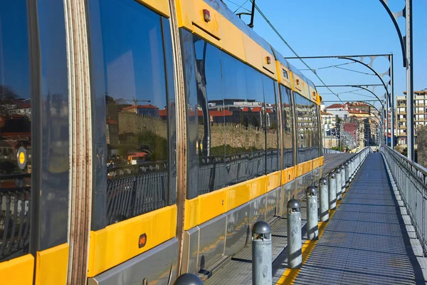 Sarı çizgili metro tren görünümünü. Porto