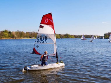 Lubeck, Almanya - 21 Nisan 2018: Çocuk yelkenli tekne